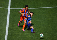 【明治安田Ｊ１ １ｓｔ 第10節 新潟vs山形】激しく競り合う小泉（新潟）と松岡（山形）（12/17）