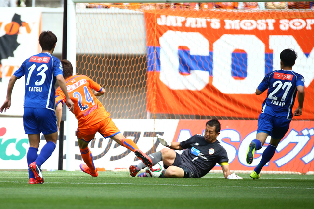 【明治安田Ｊ１ １ｓｔ 第10節 新潟vs山形】川口（新潟）のシュートを体を張って防ぐ山岸（山形）（13/17）