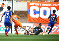 【明治安田Ｊ１ １ｓｔ 第10節 新潟vs山形】川口（新潟）のシュートを体を張って防ぐ山岸（山形）（13/17）