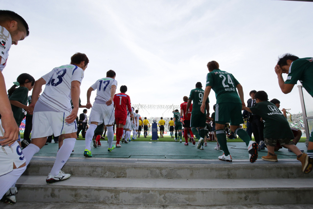 【明治安田Ｊ１ １ｓｔ 第10節 松本vs甲府】ピッチ入りする両チームの選手（10/17）