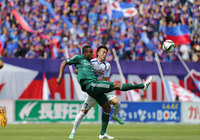 【明治安田Ｊ１ １ｓｔ 第10節 松本vs甲府】激しく競り合うオビナ（松本）と津田（甲府）（13/17）