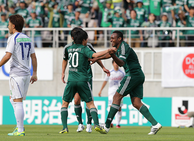 【明治安田Ｊ１ １ｓｔ 第10節 松本vs甲府】93分に勝利を決定づけるPKを決めたオビナ（松本）（16/17）