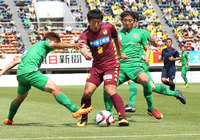 【明治安田Ｊ２ 第11節 東京Ｖvs千葉】ライン際でボールをキープする谷澤（千葉）（2/3）