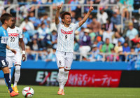 【明治安田Ｊ２ 第12節 横浜FCvs讃岐】勝越し点を決め、今季初連勝に導いた我那覇（讃岐）（3/3）