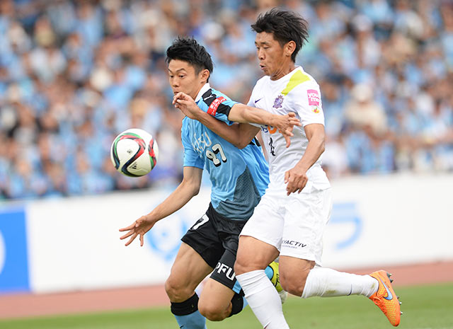 【明治安田Ｊ１ １ｓｔ 第10節 川崎Ｆvs広島】安（川崎Ｆ）と激しく競り合う水本（広島）（4/5）