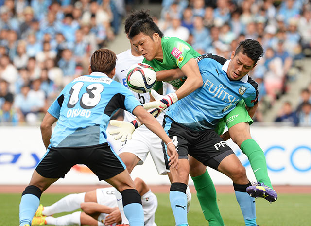 【明治安田Ｊ１ １ｓｔ 第10節 川崎Ｆvs広島】身を挺したセーブでゴールを死守した林（広島）（3/5）