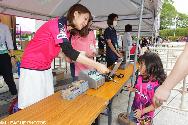 【明治安田Ｊ２ 第12節 Ｃ大阪vs磐田】ファンクラブブースの運営を手伝う佐藤美希さん
