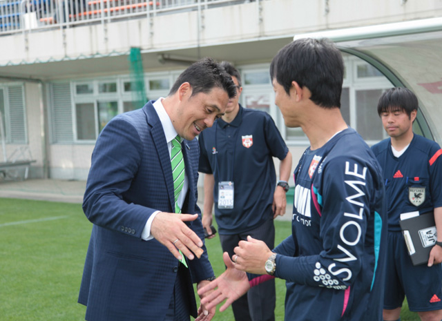 【明治安田Ｊ３ 第10節 盛岡vs鳥取】今季2度目の連勝に笑顔を見せる松波監督（鳥取）（2/2）