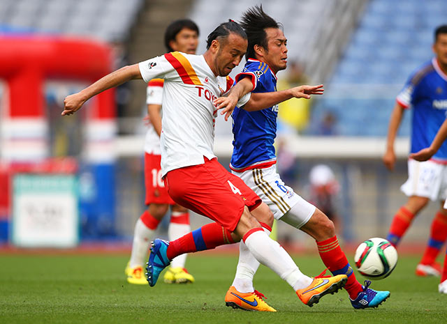 【明治安田Ｊ１ １ｓｔ 第10節 横浜FMvs名古屋】得意の攻撃参加からシュートを放った闘莉王（名古屋）（4/5）