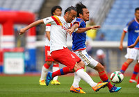 【明治安田Ｊ１ １ｓｔ 第10節 横浜FMvs名古屋】得意の攻撃参加からシュートを放った闘莉王（名古屋）（4/5）