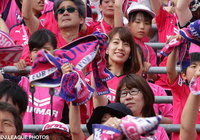 【明治安田Ｊ２ 第12節 Ｃ大阪vs磐田】ファン・サポーターと一緒にＣ大阪を応援する佐藤美希さん