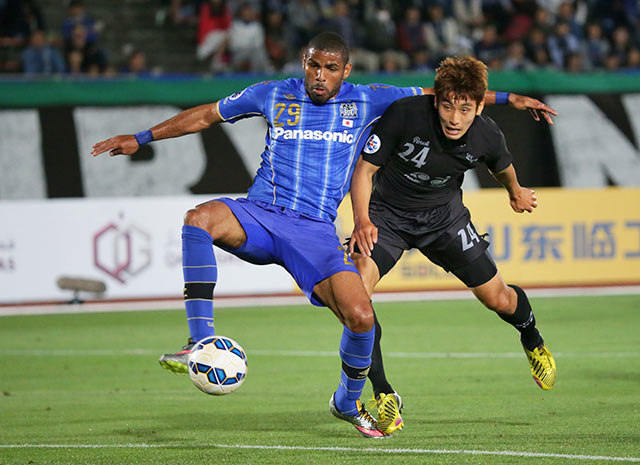 【ＡＣＬ２０１５ GS MD6 Ｇ大阪vs城南】前線でタイトなマークを受けたパトリック（Ｇ大阪）（4/10）