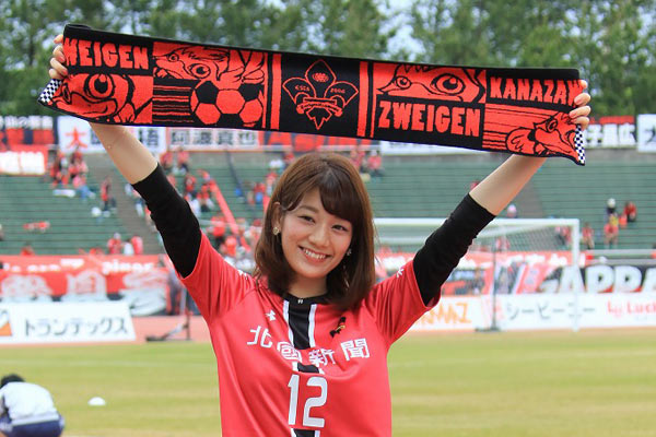 【明治安田Ｊ２ 第13節 金沢vs岡山】金沢のタオルマフラーを掲げる佐藤美希さん