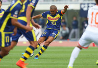 【明治安田Ｊ２ 第13節 群馬vs大宮】果敢にシュートを放つ松下（群馬）（2/3）