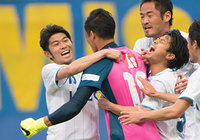【明治安田Ｊ２ 第13節 大分vs横浜FC】PKをストップしたGK南のもとへ駆け寄る横浜FCの選手達（2/3）