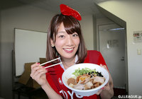 【2015年5月10日 名古屋vs川崎Ｆ】スタジアムグルメの台湾まぜそばを食べる佐藤美希さん（2/7）