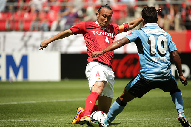 【明治安田Ｊ１ １ｓｔ 第11節 名古屋vs川崎Ｆ】競り合う闘莉王（名古屋）とレナト（川崎Ｆ）（4/10）