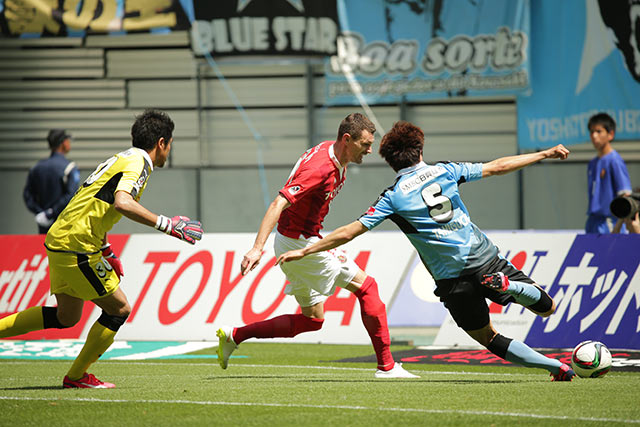 【明治安田Ｊ１ １ｓｔ 第11節 名古屋vs川崎Ｆ】ボールを争う谷口（川崎Ｆ）とノヴァコヴィッチ（名古屋）（5/10）