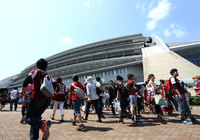 【明治安田Ｊ１ １ｓｔ 第11節 神戸vs清水】ホームのノエビアスタジアム神戸に続々と集まる神戸ファン・サポーター（2/15）