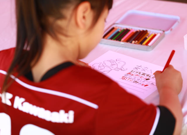 【明治安田Ｊ１ １ｓｔ 第11節 神戸vs清水】母の日に感謝の手紙を書く神戸ファンの女の子（7/15）