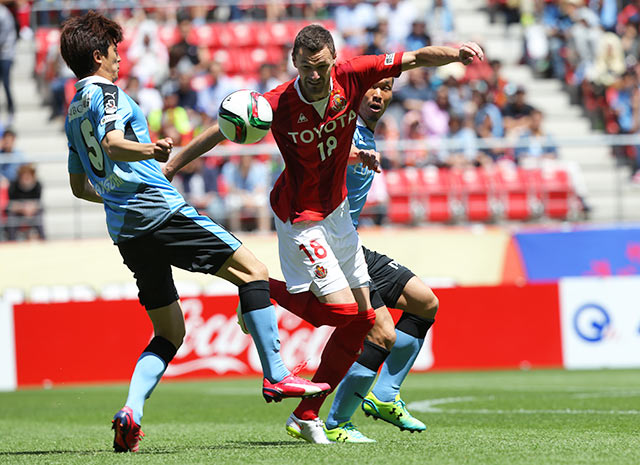【明治安田Ｊ１ １ｓｔ 第11節 名古屋vs川崎Ｆ】前線でタイトなマークを受けたノヴァコヴィッチ（名古屋）（7/10）