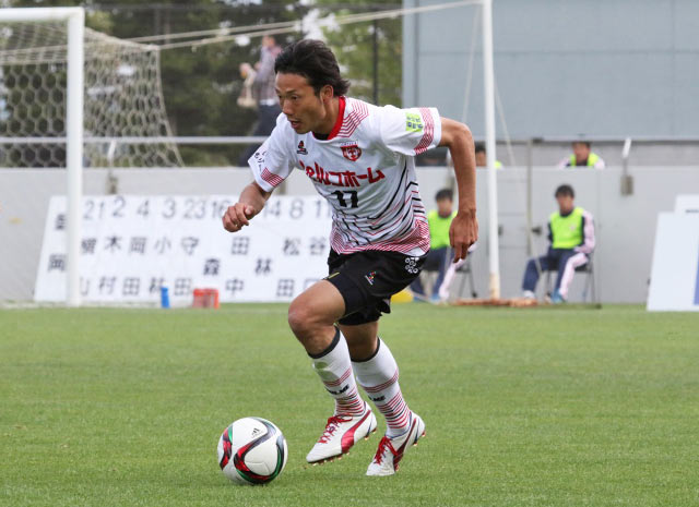 【明治安田Ｊ３ 第11節 盛岡vs長野】ドリブルで持ち上がる住田（盛岡）（2/2）