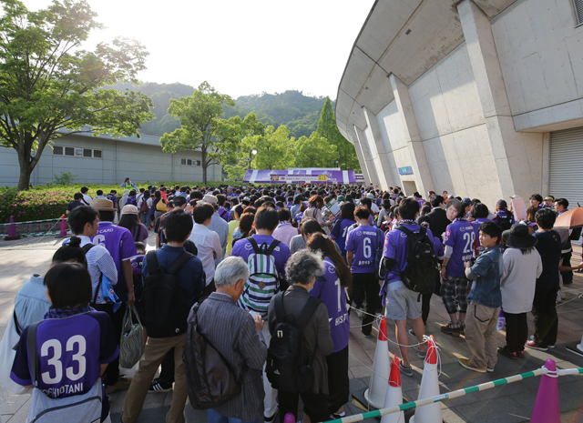 【明治安田Ｊ１ １ｓｔ 第11節 広島vsＧ大阪】ホームのエディオンスタジアム広島に集まる広島のファン・サポーター（2/15）