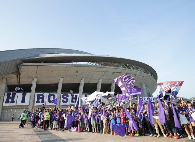 【明治安田Ｊ１ １ｓｔ 第11節 広島vsＧ大阪】選手の到着を待つ広島のファン・サポーター（3/15）