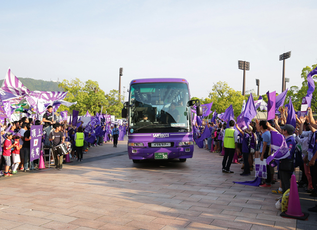 【明治安田Ｊ１ １ｓｔ 第11節 広島vsＧ大阪】広島の選手を乗せたバスがスタジアムに到着（4/15）