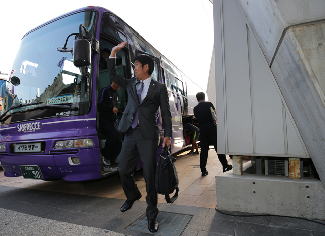 【明治安田Ｊ１ １ｓｔ 第11節 広島vsＧ大阪】バスから降りる森保監督（広島）（5/15）