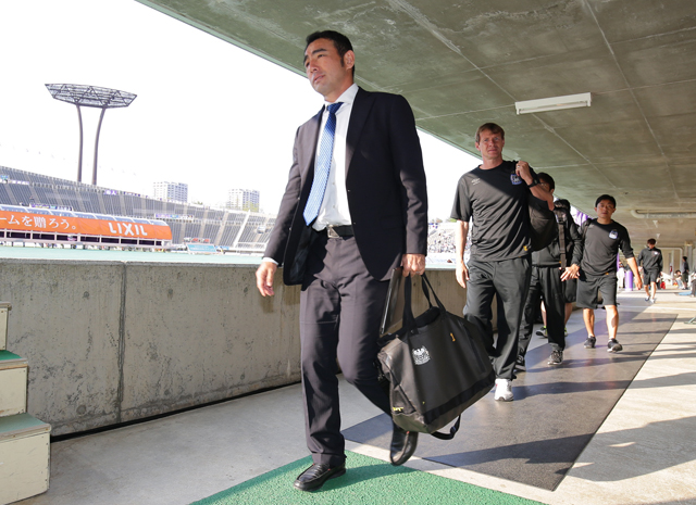 【明治安田Ｊ１ １ｓｔ 第11節 広島vsＧ大阪】会場入りする長谷川監督（Ｇ大阪）（6/15）