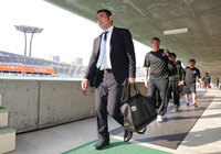 【明治安田Ｊ１ １ｓｔ 第11節 広島vsＧ大阪】会場入りする長谷川監督（Ｇ大阪）（6/15）