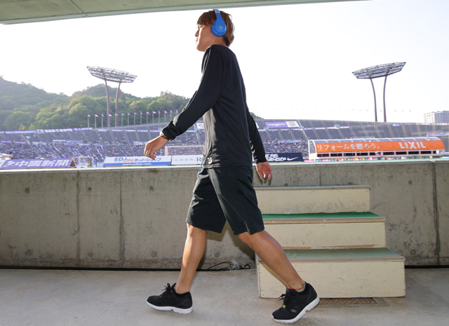 【明治安田Ｊ１ １ｓｔ 第11節 広島vsＧ大阪】集中力を高めながら会場入りする宇佐美（Ｇ大阪）（7/15）