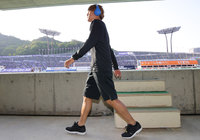 【明治安田Ｊ１ １ｓｔ 第11節 広島vsＧ大阪】集中力を高めながら会場入りする宇佐美（Ｇ大阪）（7/15）