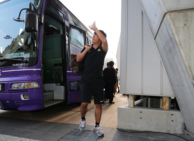 【明治安田Ｊ１ １ｓｔ 第11節 広島vsＧ大阪】バスから降りる佐藤（広島）（8/15）