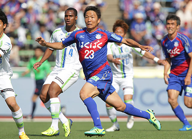 【明治安田Ｊ１ １ｓｔ 第11節 甲府vs湘南】セットプレーでゴール前に飛び込む稲垣（甲府）（3/5）