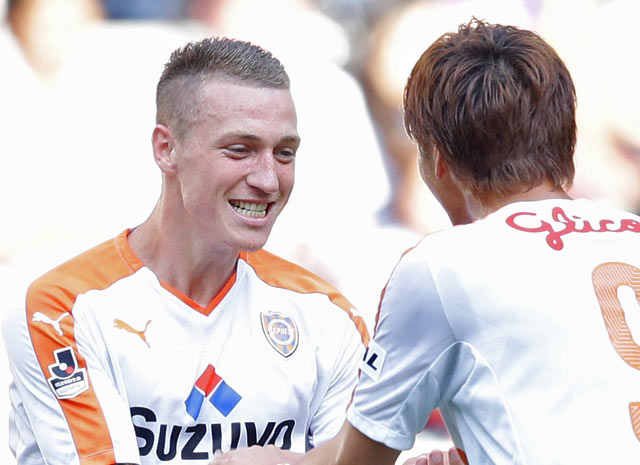 【明治安田Ｊ１ １ｓｔ 第11節 神戸vs清水】Ｊリーグ初得点となる先制点を決めたミッチェル デューク（清水）（11/15）