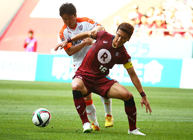 【明治安田Ｊ１ １ｓｔ 第11節 神戸vs清水】大前（清水）と競り合うチョン ウヨン（神戸）（14/15）