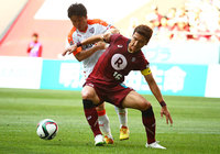 【明治安田Ｊ１ １ｓｔ 第11節 神戸vs清水】大前（清水）と競り合うチョン ウヨン（神戸）（14/15）