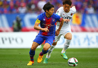 【明治安田Ｊ１ １ｓｔ 第11節 FC東京vs鹿島】ポスト直撃の惜しいヘディングシュートを放った森重（FC東京）（4/5）