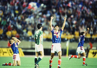 【5月15日はＪリーグの日！1993年 開幕戦プレイバック】勝利の瞬間、井原　正巳が両手を高々と天に突き上げた（20/20）