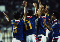 【5月15日はＪリーグの日！1993年 開幕戦プレイバック】ゴールを挙げて歓喜する横浜Ｍのメンバー（19/20）