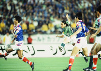 【5月15日はＪリーグの日！1993年 開幕戦プレイバック】シュートを放つ北澤　豪（17/20）