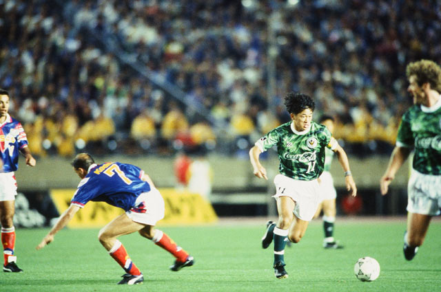 【5月15日はＪリーグの日！1993年 開幕戦プレイバック】突破を図る三浦　知良（Ｖ川崎）。“またぎフェイント”は子供たちの憧れの的に（14/20） 
