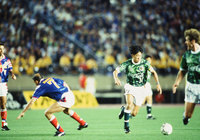 【5月15日はＪリーグの日！1993年 開幕戦プレイバック】突破を図る三浦　知良（Ｖ川崎）。“またぎフェイント”は子供たちの憧れの的に（14/20） 