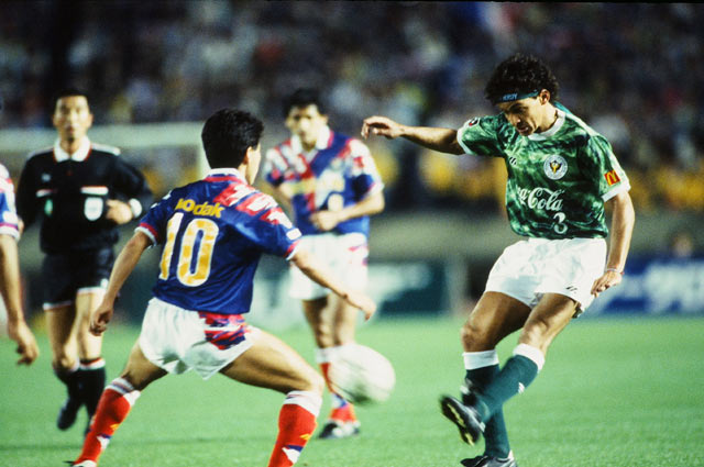 【5月15日はＪリーグの日！1993年 開幕戦プレイバック】ボールを争う木村　和司（横浜Ｍ／左）とペレイラ（Ｖ川崎／右）（8/20）