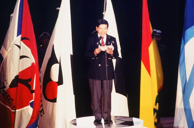 【5月15日はＪリーグの日！1993年 開幕戦プレイバック】壇上でスピーチを行う川淵　三郎Ｊリーグ初代チェアマン（2/20）