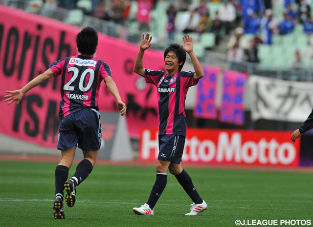 【5月15日はＪリーグの日！ これまでの名シーンを大公開！】2010年5月15日、国内ラストマッチとなったＣ大阪vs神戸で輝いた香川　真司（Ｃ大阪）。直接FKで決勝ゴールを決め、自らの門出を祝った（5/9）