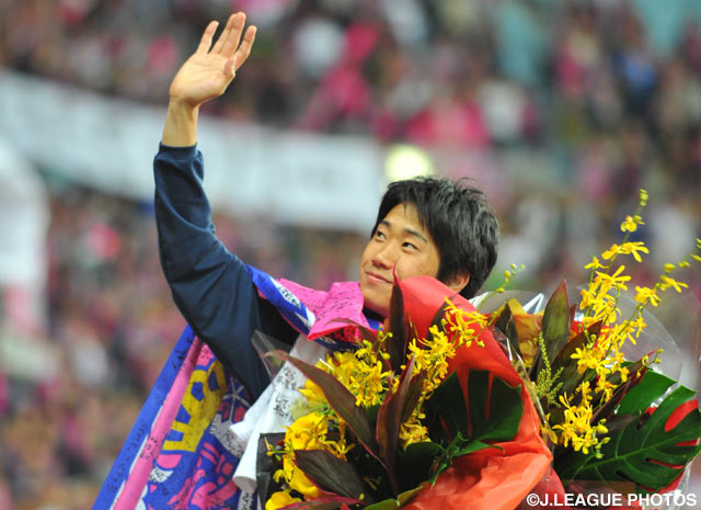 【5月15日はＪリーグの日！ これまでの名シーンを大公開！】2010年5月15日、Ｃ大阪vs神戸の試合後に多くの思い出が詰まった長居スタジアムを一周し、ファンに感謝の意を述べた香川　真司（Ｃ大阪）（6/9）