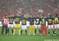 【5月15日はＪリーグの日！ これまでの名シーンを大公開！】2013年5月11日、鹿島に勝利した浦和の選手たちがメッセージＴシャツでＪリーグをアピール（8/9）